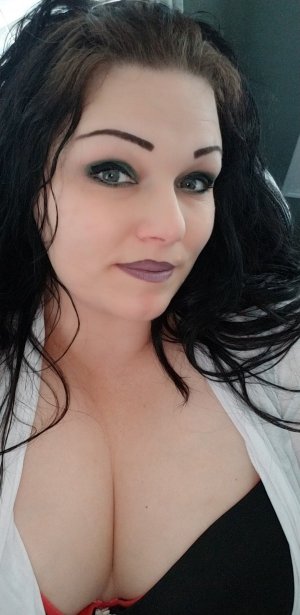 Guendalina hook up in North Vernon Indiana & sex club